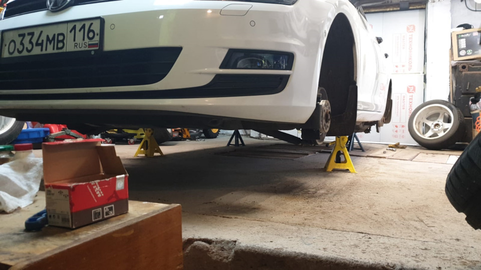 Замена задних тормозных колодок TRW GDB1957 — Volkswagen Golf Mk7, 1,2 ...