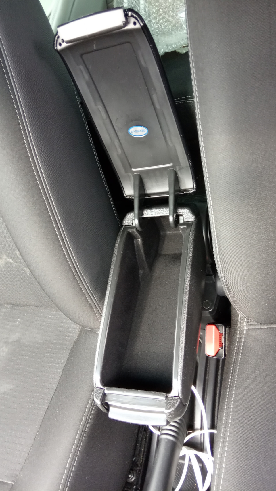Подлокотник — Nissan Terrano III, 2 л, 2015 года | аксессуары | DRIVE2