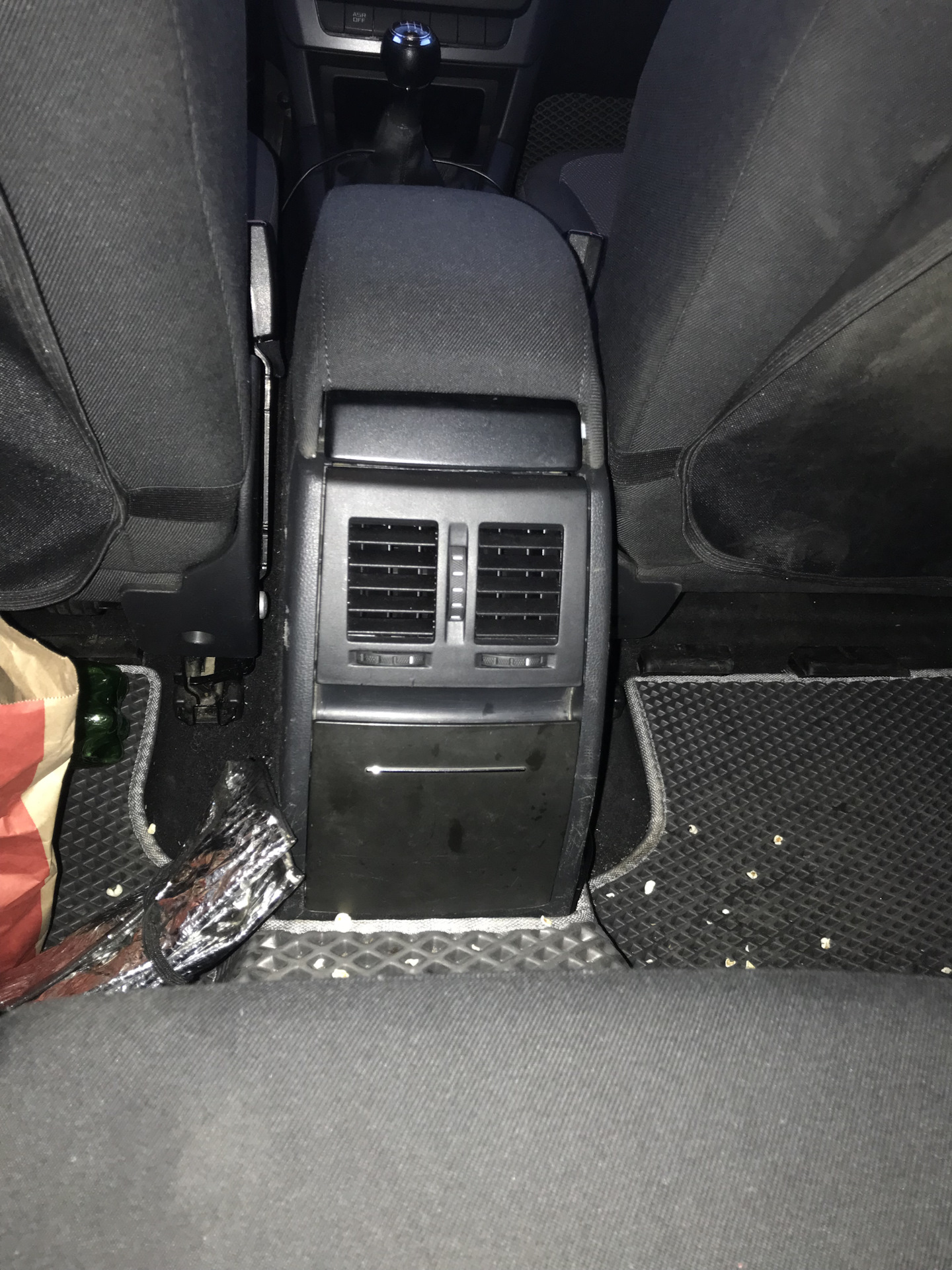 Как снять подлокотник шкода йети Подлокотник должен быть. Skoda Yeti, 1,2 л, 2012 года тюнинг DRIVE2