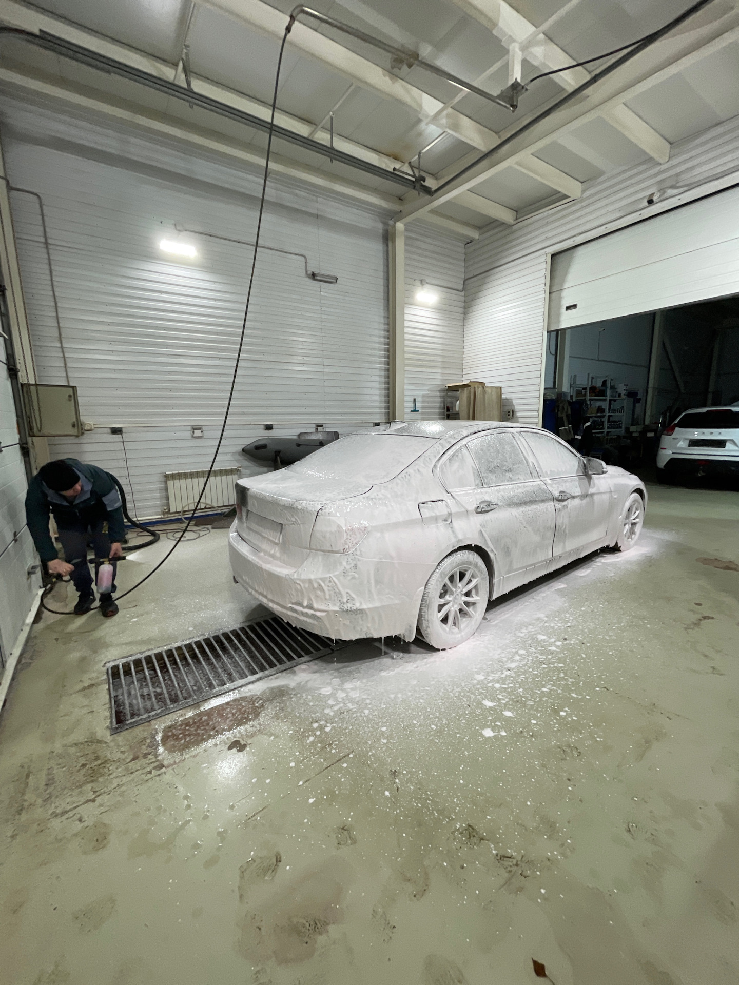 Замена трубки вентиляции картера — BMW 3 series (F30), 2 л, 2012 года ...