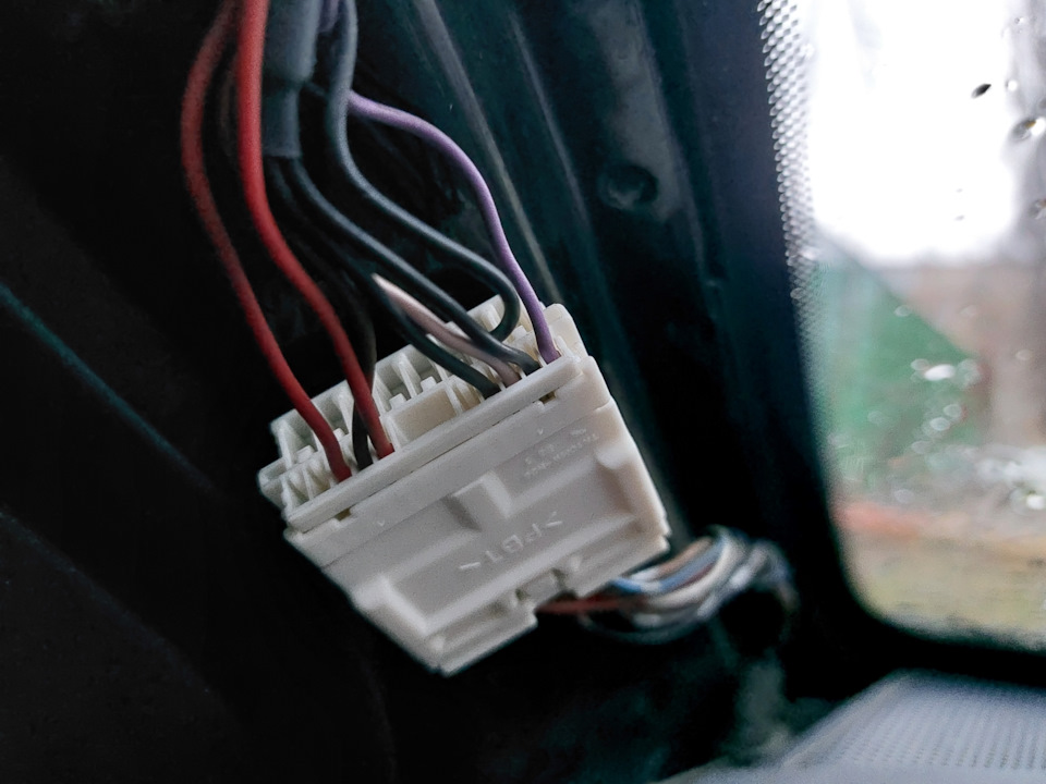 Инфу нашел в интернете, но перед тем как подключать, прозвонил контакты и проверил лампочкой. Самый крайний левый провод (красный) — минус от концевиков. Самый крайний правый (фиолетовый) — постоянный плюс. — Nissan Qashqai (1G)