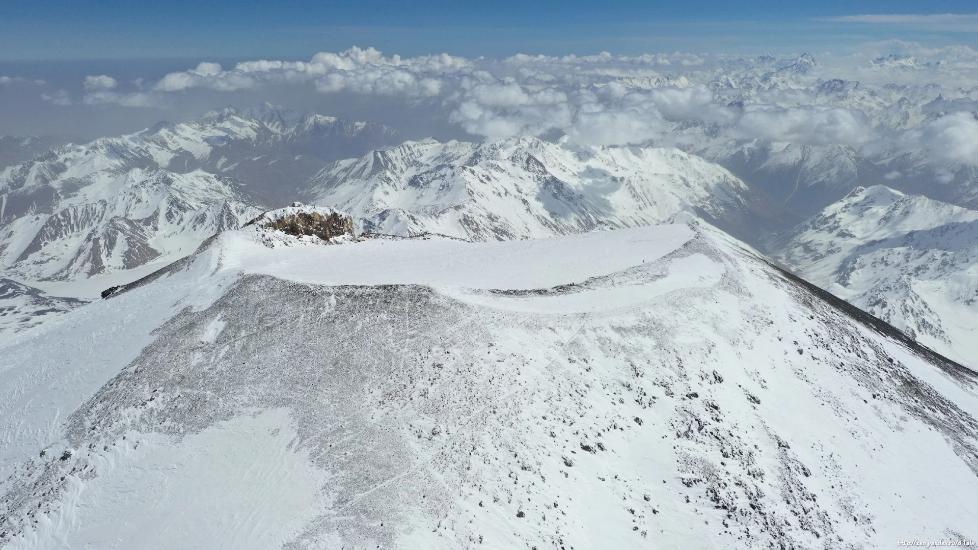 Высота горного запада. Гора Эльбрус 5642. Эльбрус вершина. Восточная вершина Эльбруса. Скалы Фрешфильда Эльбрус.