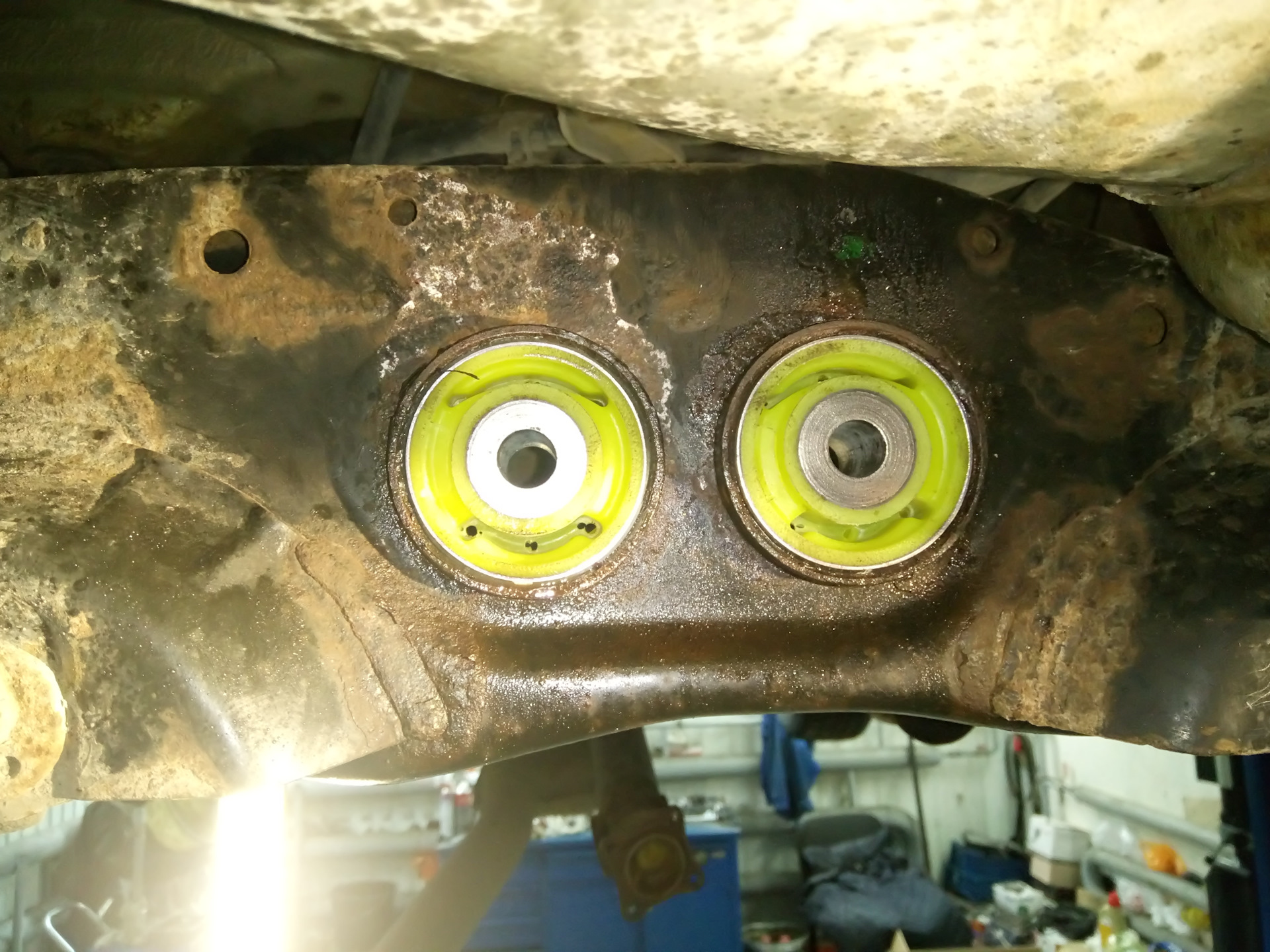 Замена сайлентблоков редуктора. Сайлентблоки редуктора Subaru Legacy 2003. Сайлентблок редуктора Форестер СГ 5. Сайлентблоки редуктора Аутбек б 13. Сайлентблоки редуктор Субару 1993