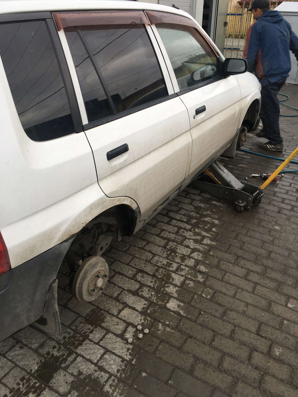 Пришла зима, отпирай(НЕТ!) ворота жестянщик и Прикупить поперечины? — Mazda  Demio (1G), 1,3 л, 2001 года | шины | DRIVE2