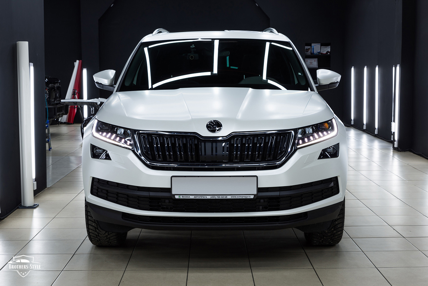 Оклейка Skoda Kodiaq белой матовой перламутровой плёнкой — Brothers-Style  на DRIVE2