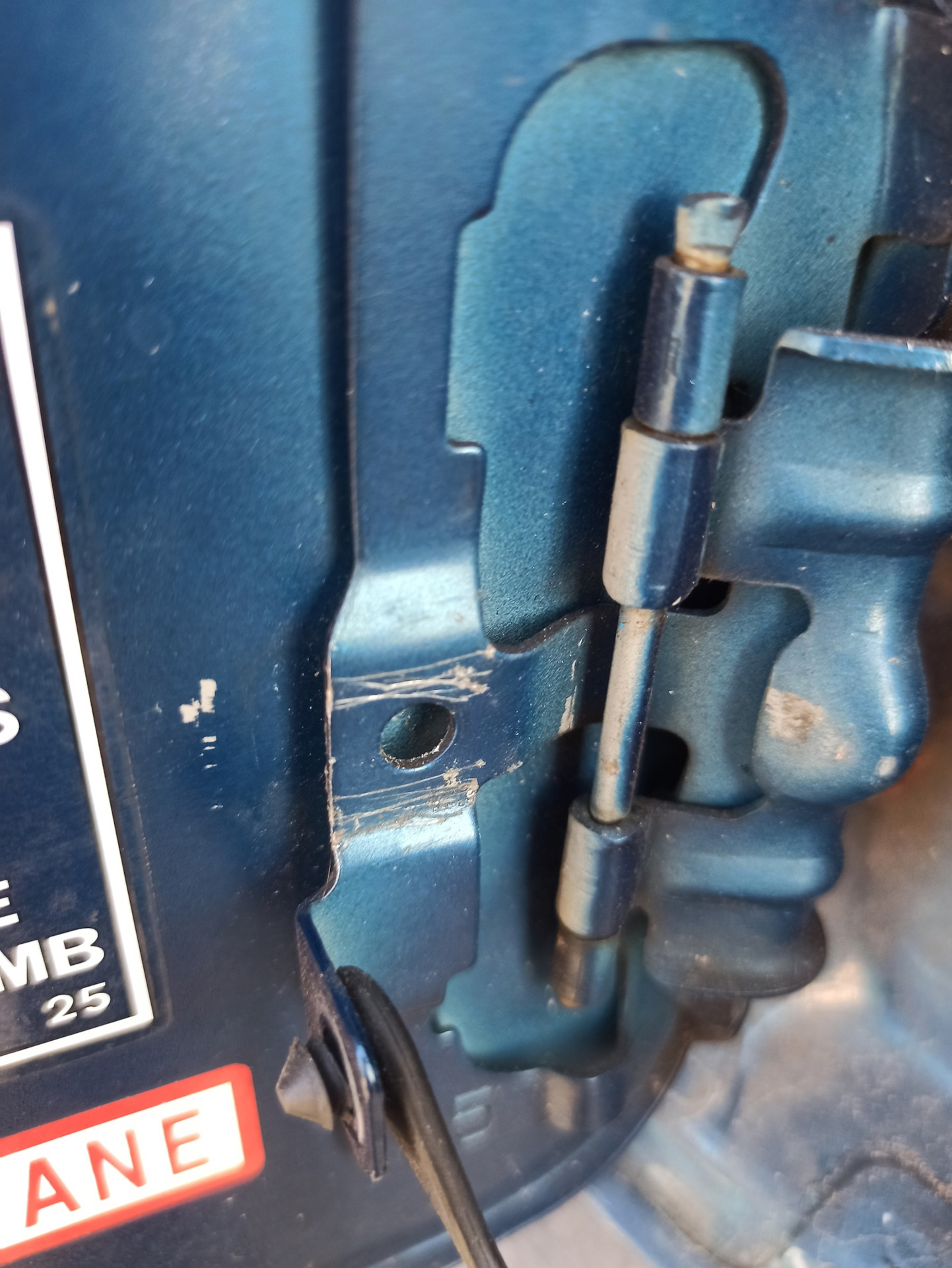 Уплотнитель капота и клипса лючка бензобака — Mitsubishi Lancer IX, 1,6 ...