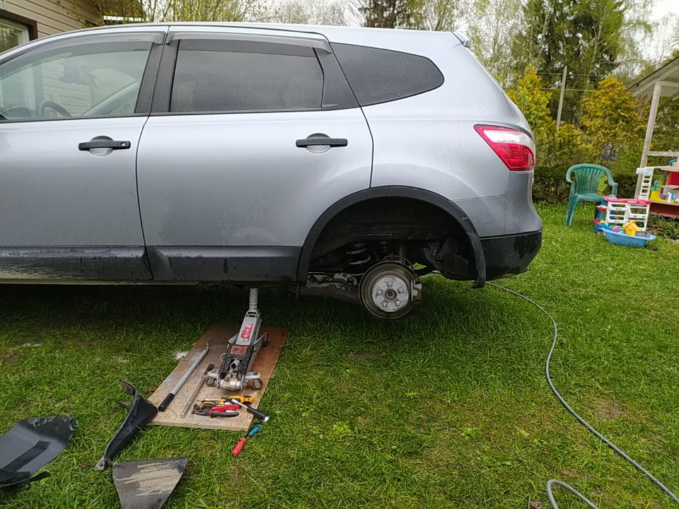 №28 Установка задних подкрылков — Nissan Qashqai+2, 1,6 л, 2012 года ...