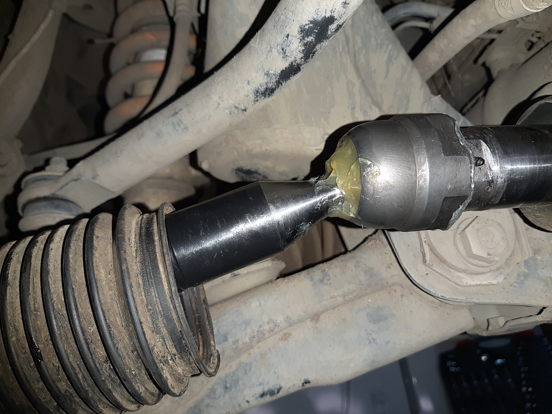 Сломалась рулевая тяга. Тяга рулевая discovery 3. Разбитая рулевая тяга. Рулевая рейка ока. Задняя рулевая тяга ку7.