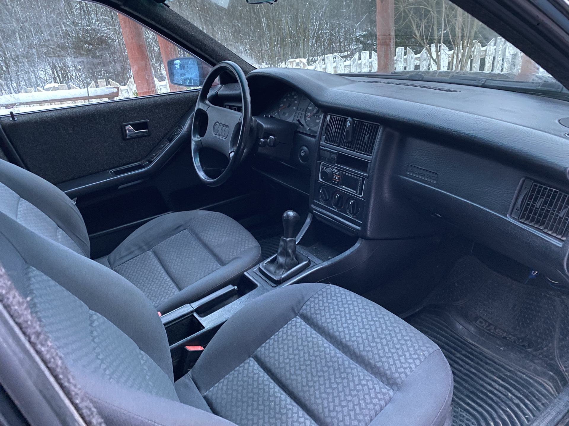 Мокрый ковролин под ногами и в багажнике — Audi 80 (B3), 2 л, 1990 года ...