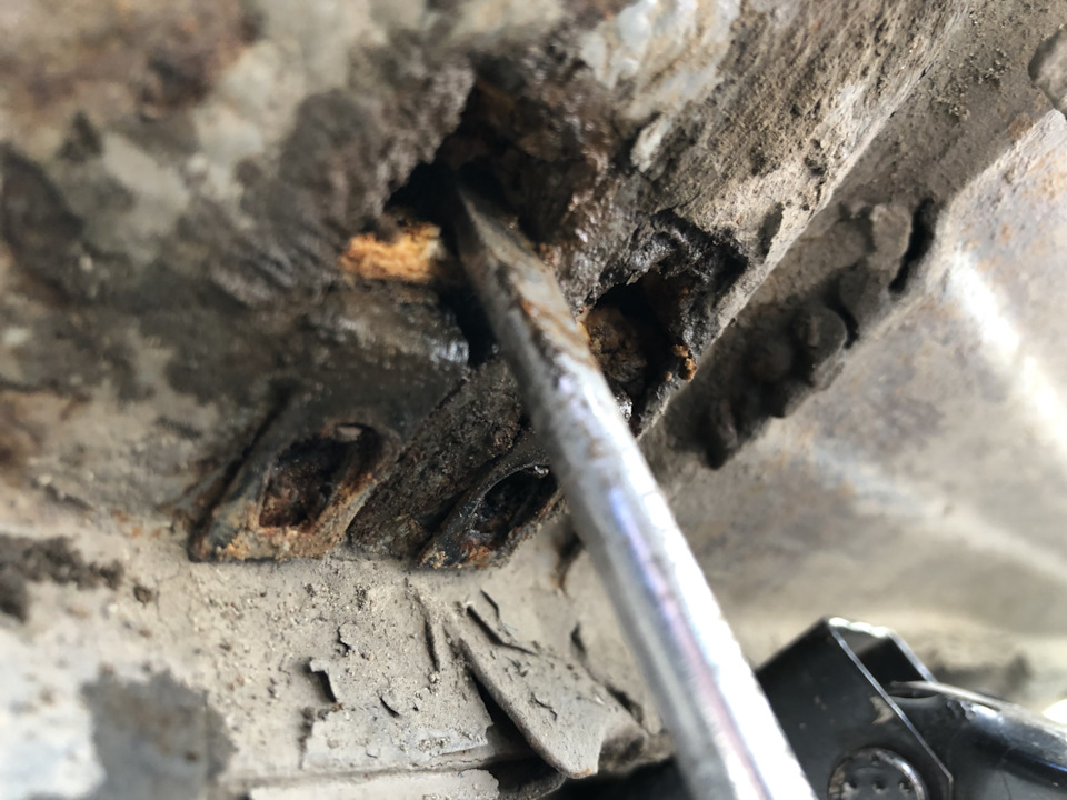 Это та часть кузова, которая начинается до порога. так же пена внутри, прижал отверткой, выдавилась вода. даже не знаю как ее оттуда убрать — ГАЗ Сайбер