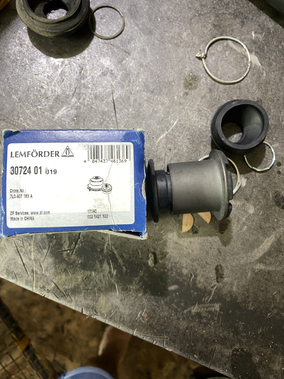 Фото в бортжурнале Volkswagen Touareg (1G). Запчасти на фото: 3072401, 7L0407183A