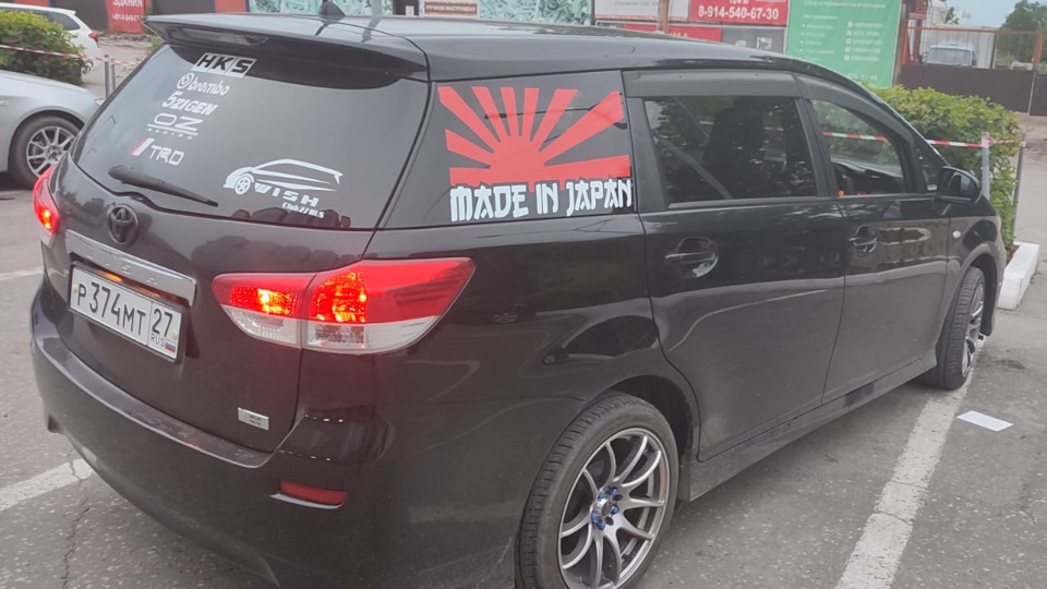 Тойота виш 2010. Тойота виш клуб. Toyota wish наклейка. Наклейки на тойоту wish. Toyota wish 1995.