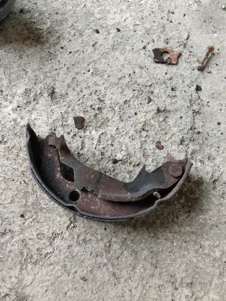 41. Замена тормозных дисков и колодок в круг — Hyundai Getz, 1,4 л ...