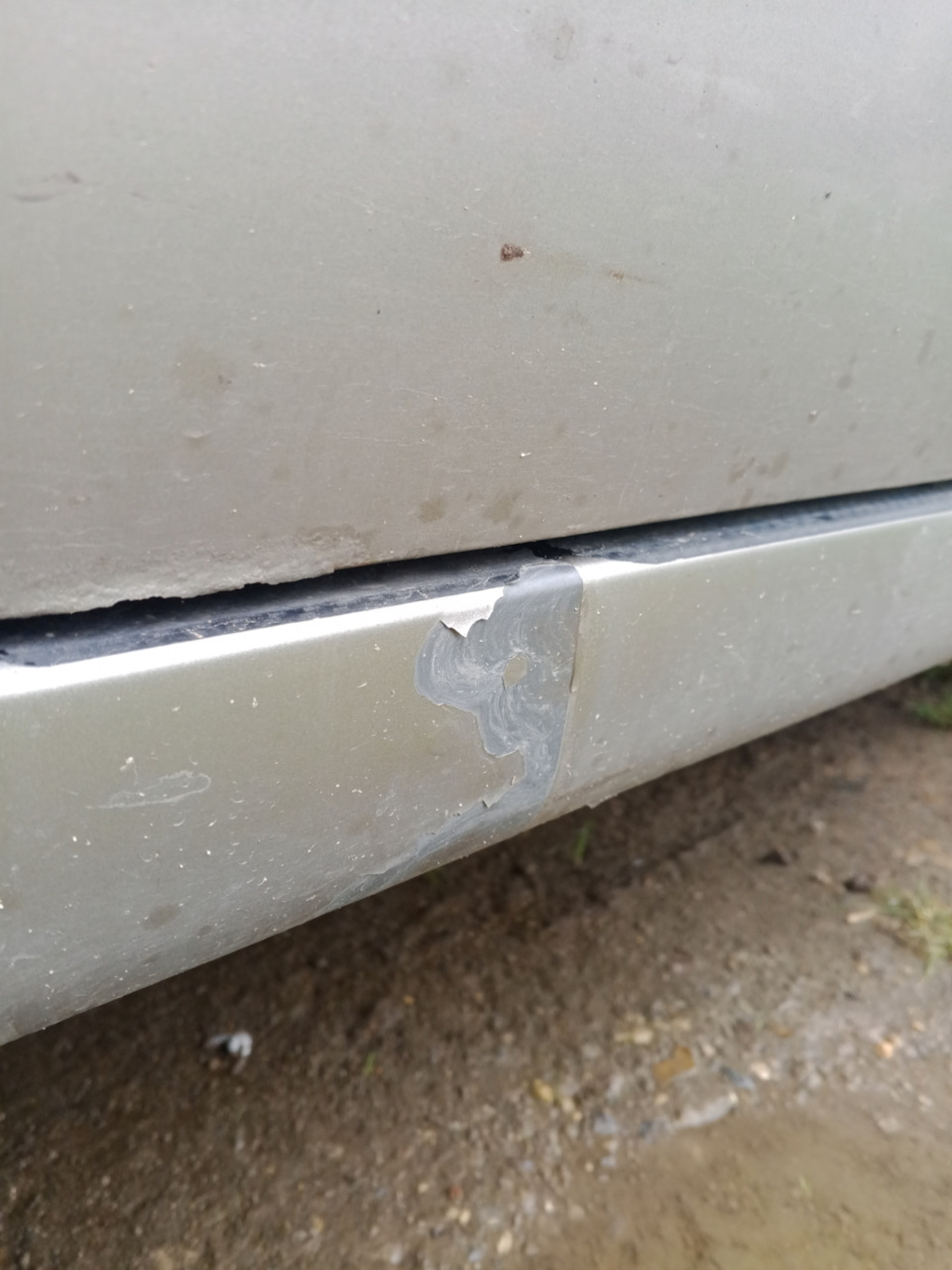 Уже две зимы так, облезла краска на порогах — Lada Гранта Лифтбек (2G)