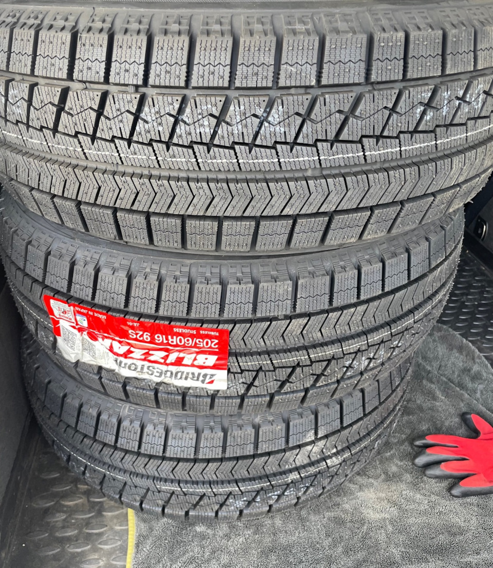 Blizzak vrx r16. Blizzak VRX. Bridgestone липучка. Blizzak VRX 205/60 r16 92s.