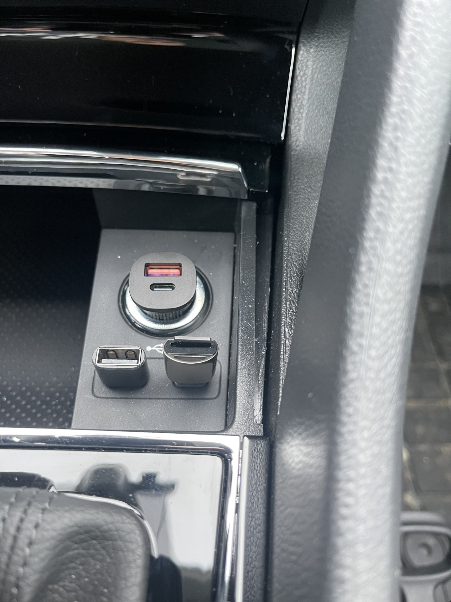 Немного хрома, переходники usb-c и быстрая зарядка — Skoda Karoq, 1,4 л,  2020 года | аксессуары | DRIVE2