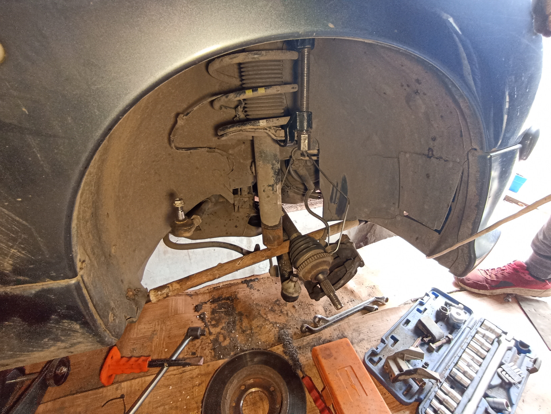 Замена переднего подшипника ступицы SKF — Peugeot 206, 1,4 л, 2007 года ...