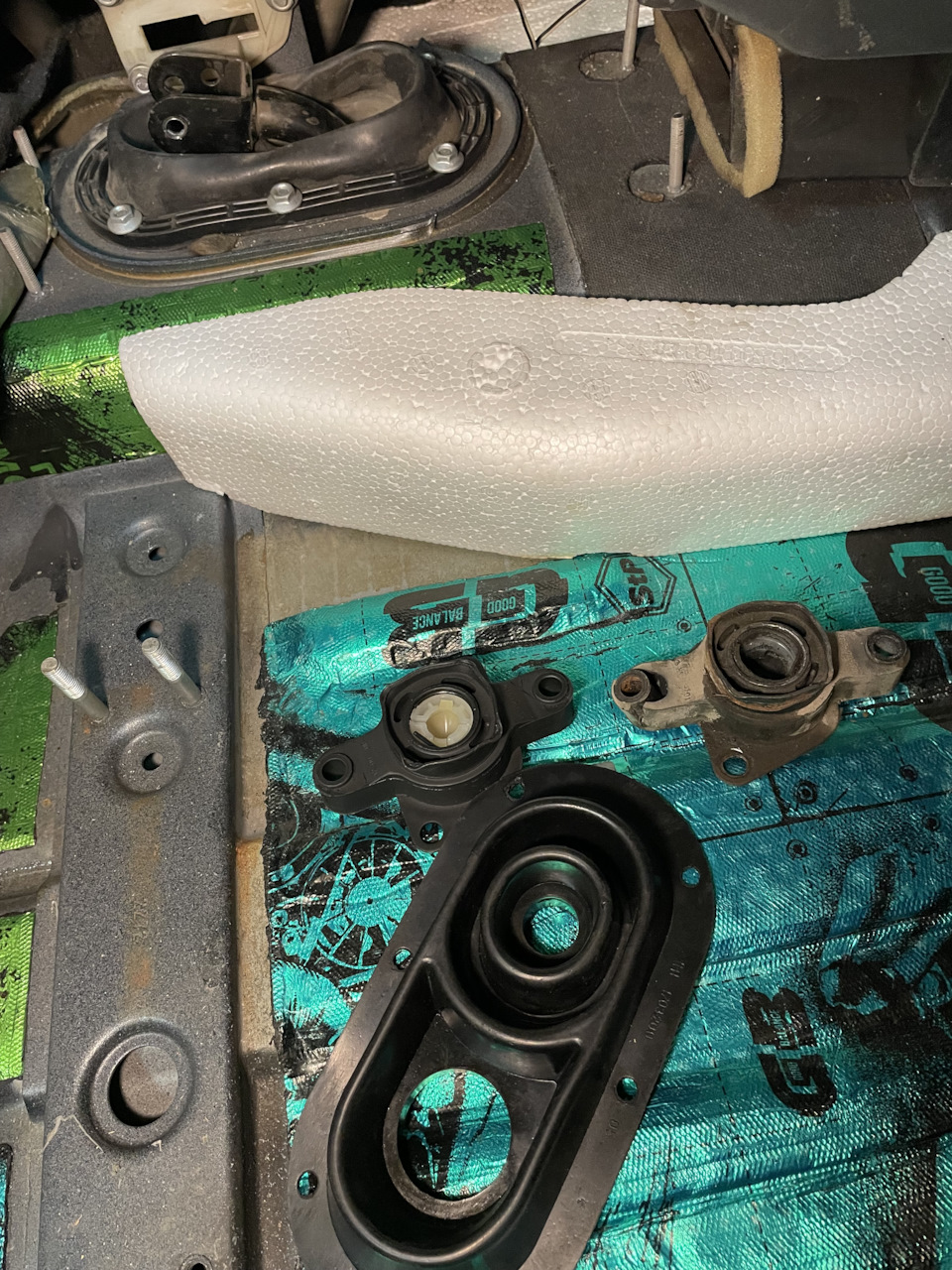 Замена шаровой обоймы опоры рычага кпп — Lada Приора хэтчбек, 1,6 л ...