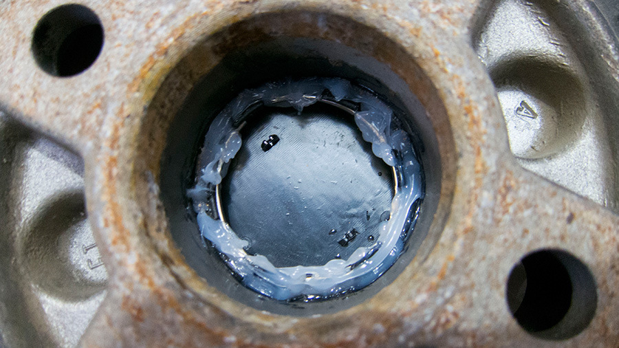 смазан силиконовым строительным герметиком — Renault Sandero Stepway (2G)