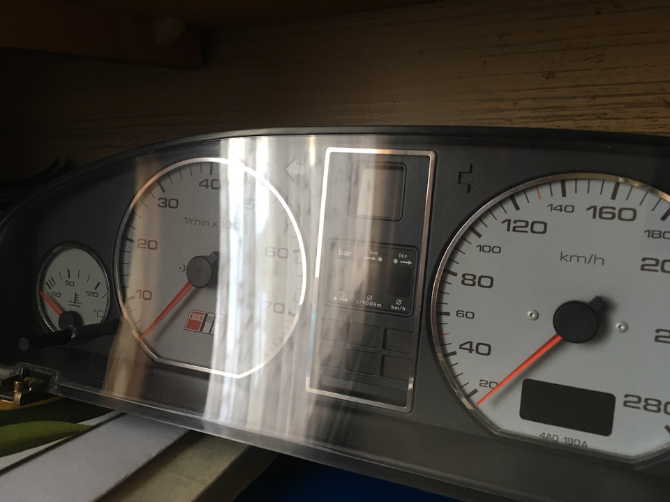 Ручная полировка панели приборов — Audi A6 (C4), 2,6 л, 1994 года ...