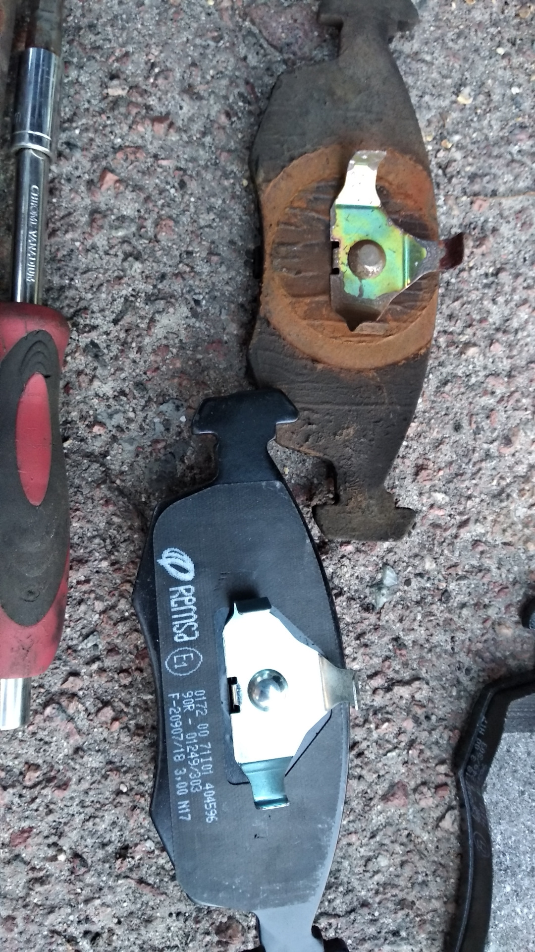 Женим передние тормоза, синий уехал на консервы( — Москвич 2140, 1,5 л ...