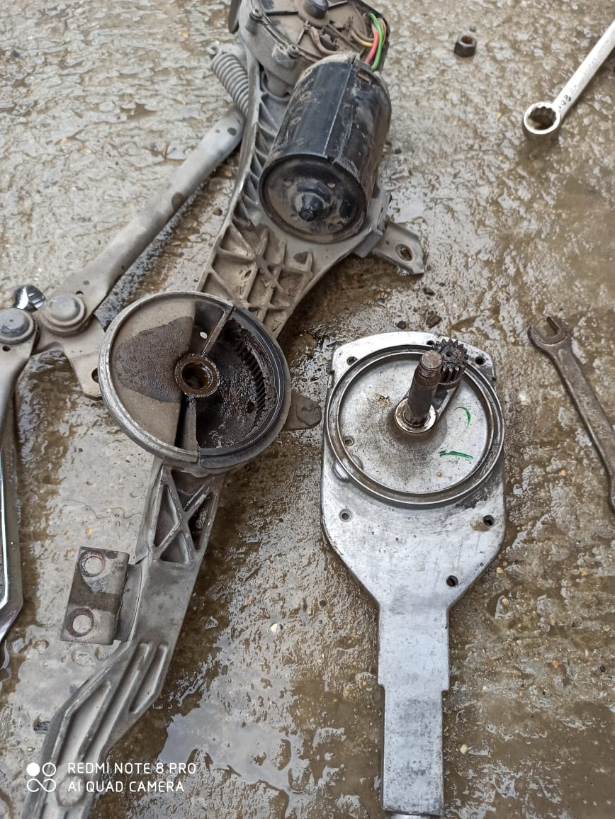 Профилактика механизма дворника. — Mercedes-Benz S-Class (W140), 5 л ...