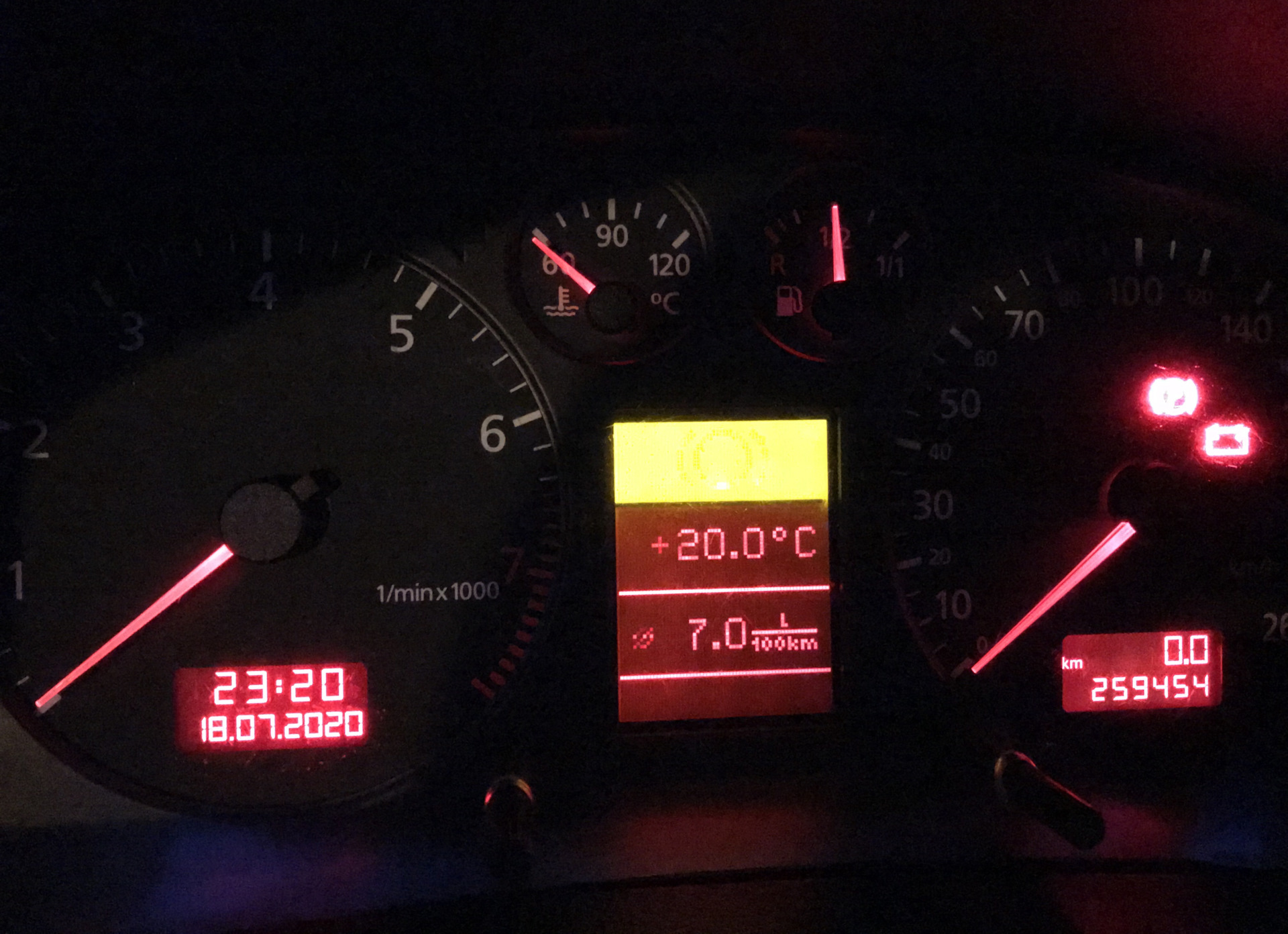 Плата щитка приборов ауди 80 б4. Приборки ауди 5000. Резистор приборной панели audi 80. Дисплей пежо 508. Не работает панель приборов ауди.