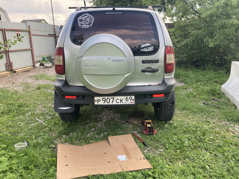 Установка брызговиков — Chevrolet Niva (1G), 1,7 л, 2003 года | просто ...
