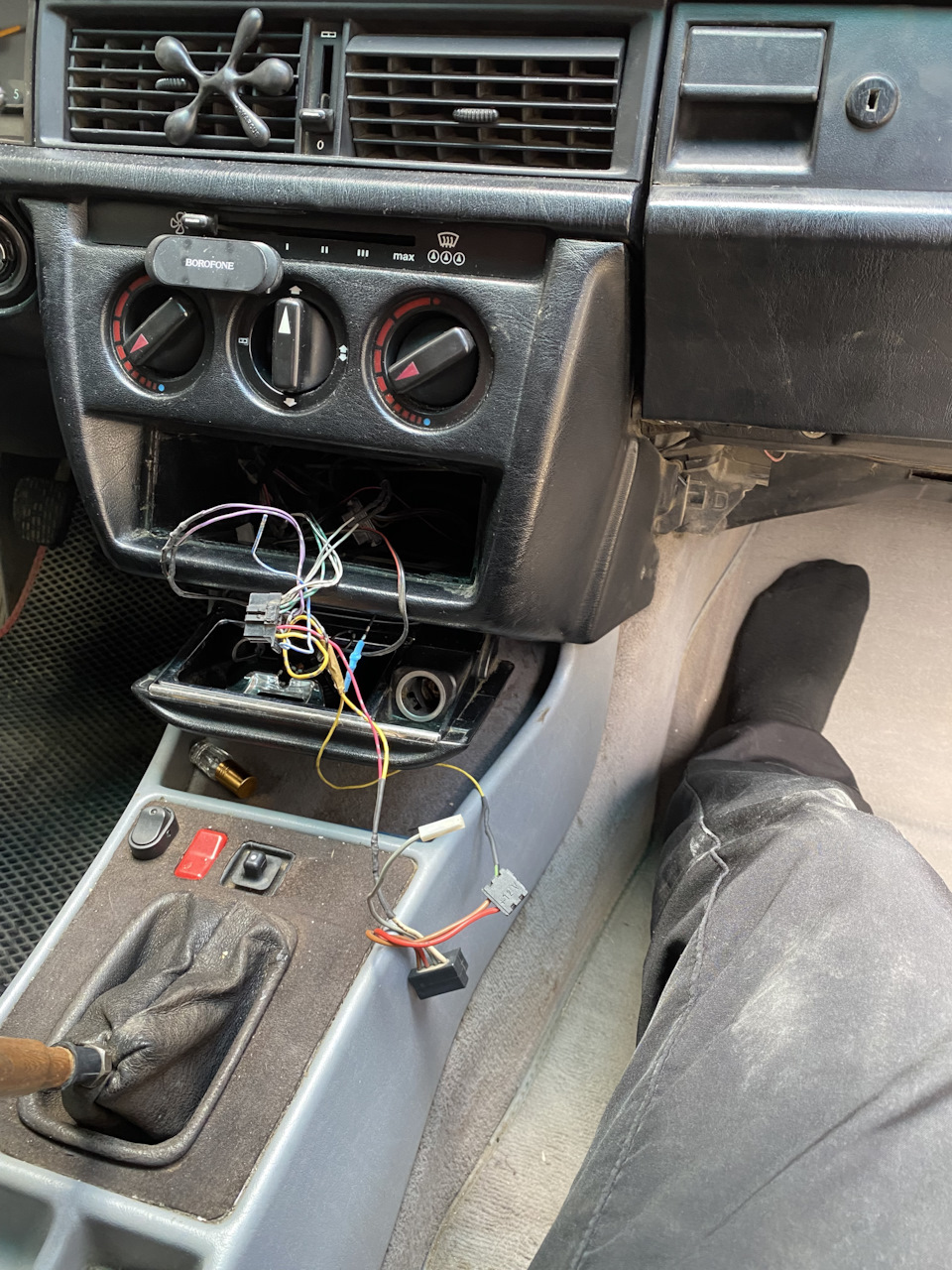 Скачки электричества, фон в динамиках — Mercedes-Benz 190 (W201), 2 л ...