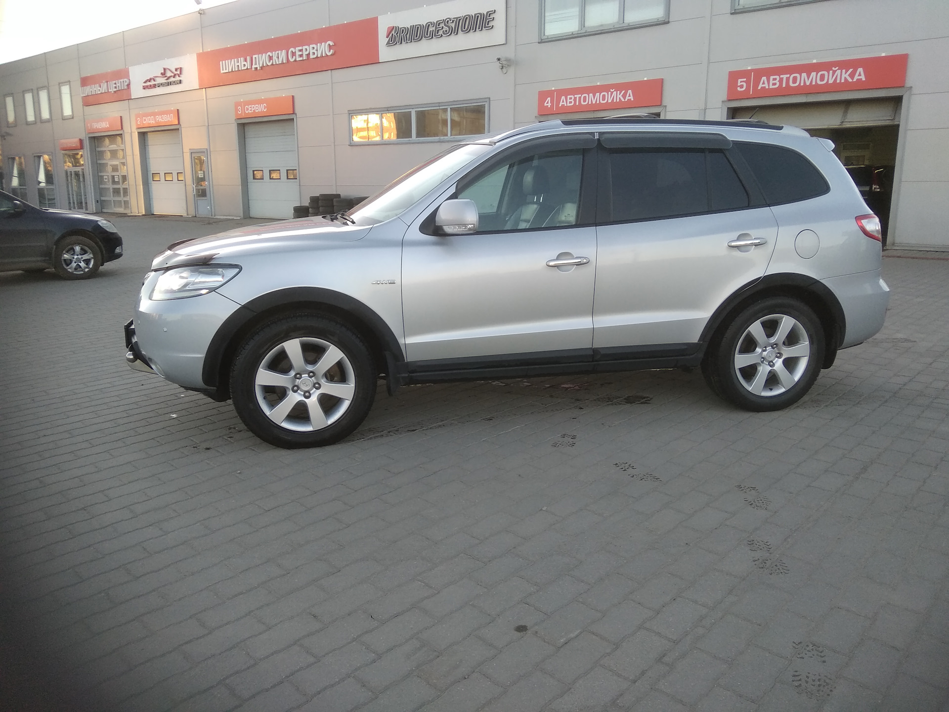 Санта фе авито самары. Hyundai Santa Fe на штампованных дисках. Санта Фе 2.2 AWD 2006..2009 поклейка шильдиков. Хендай Санта Фе вес автомобиля. Санта Фе 2 юбка.