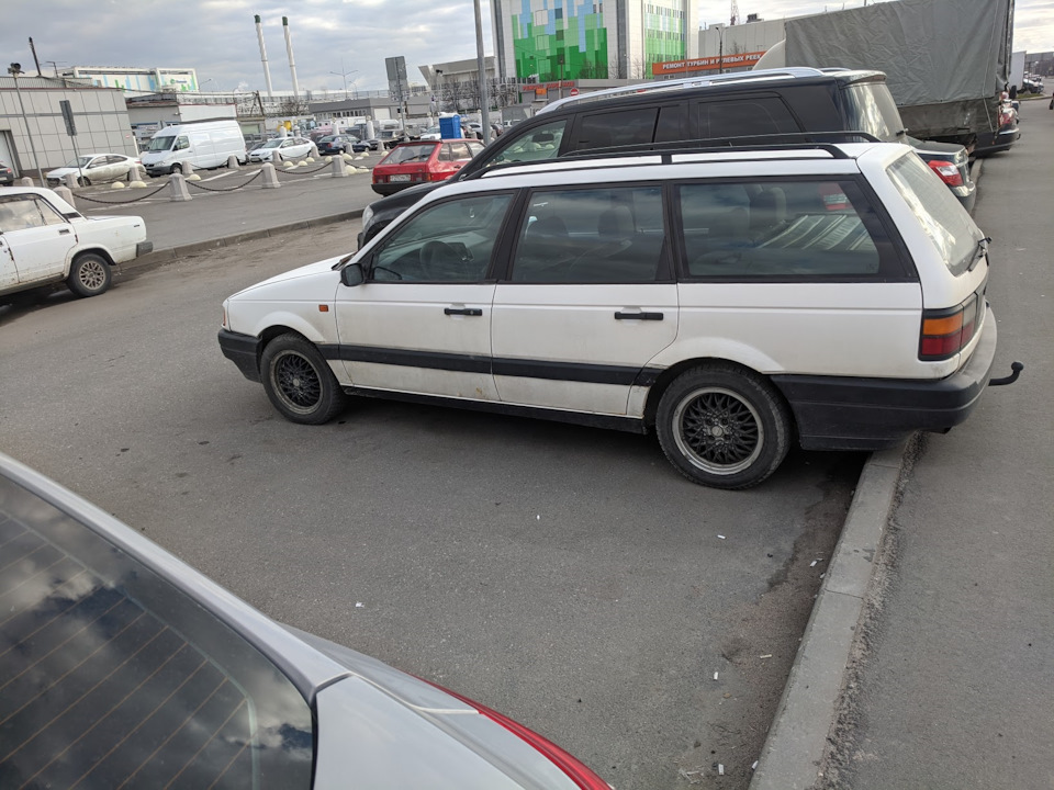Широкая листва и длинные рейлинги — Volkswagen Passat B3, 2 л, 1993 ...