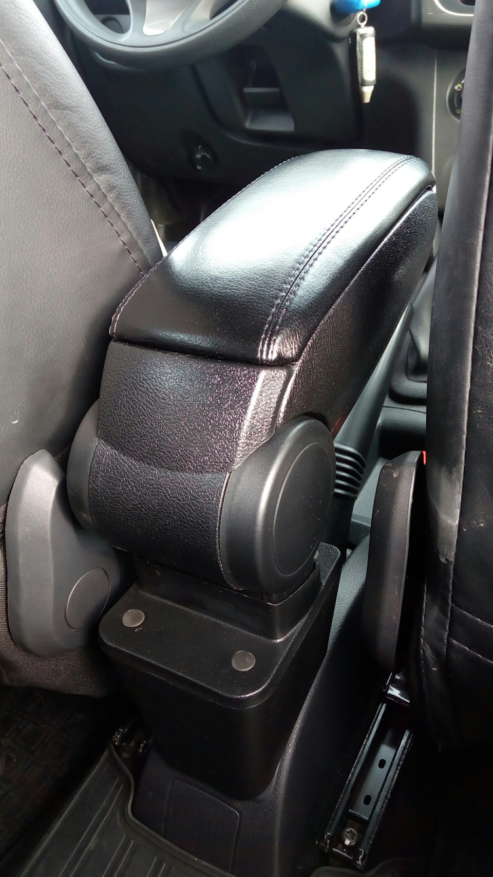 Как снять подлокотник на логане Установка Подлокотника - Renault Sandero 2G, 1,6 л, 2015 года аксессуары DRIVE2