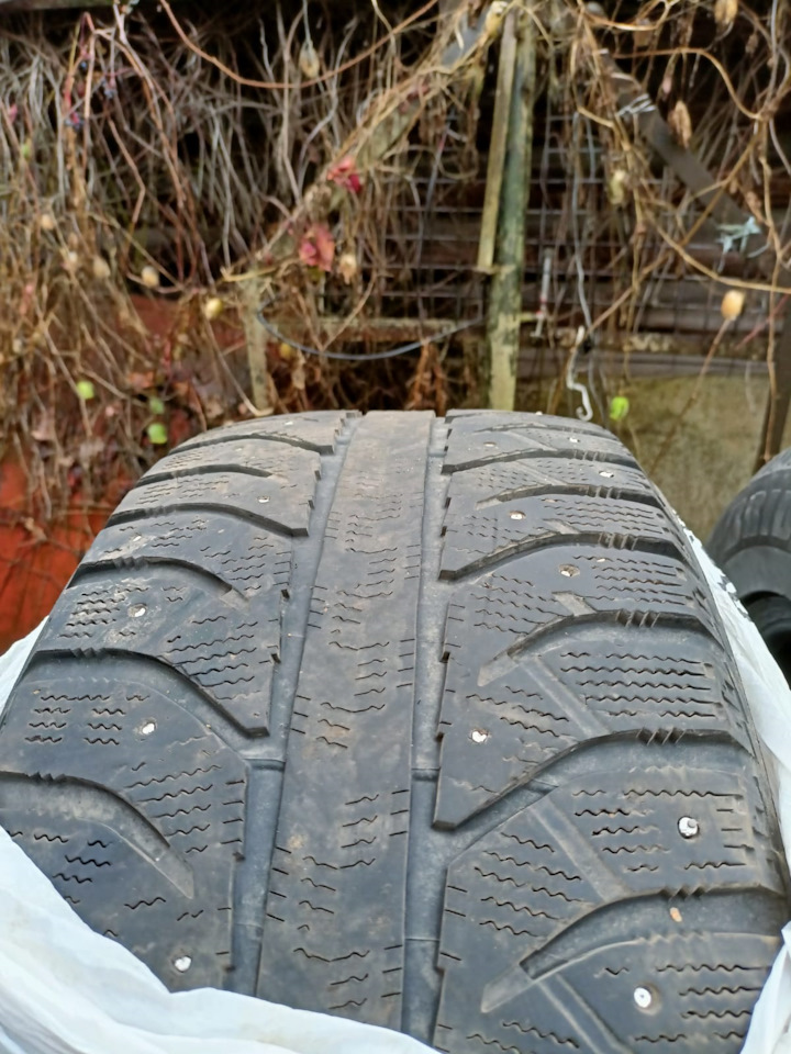 Шины зимние шипованные Bridgestone 255/55 R18 на Land Rover Freelander ...