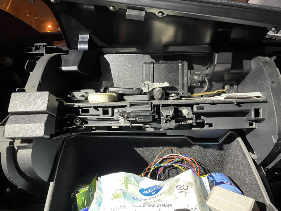 не фиксируется верхний бардачок — Toyota Prius (20), 1,5 л, 2008 года ...