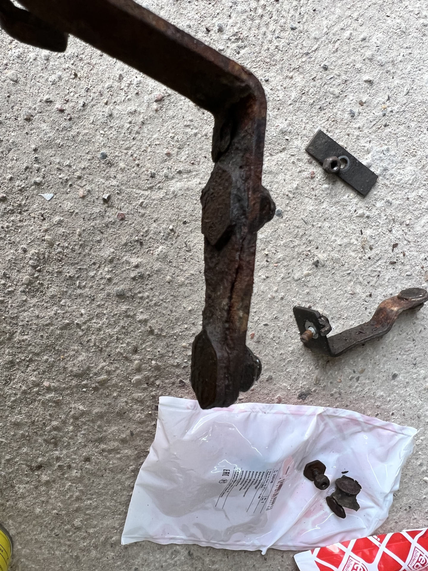 Замена опор (подушек) шланга высокого давления ГУР — BMW X1 (E84), 2,3 ...