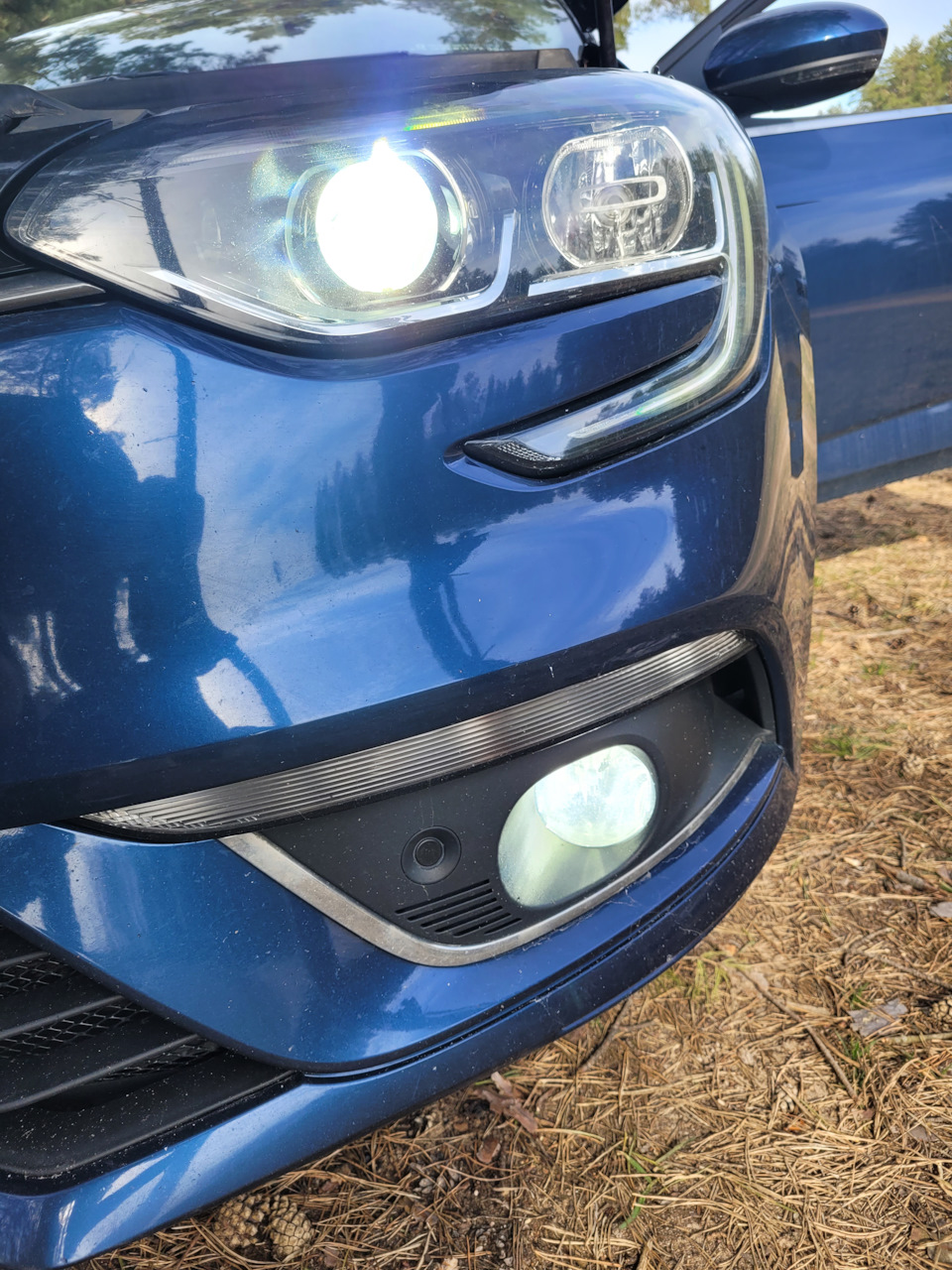 Замена ламп в ПТФ Рено Меган 4 (Renault Megane lV) Артикул ламп 01668RA ...