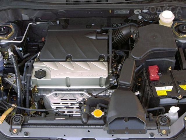 Компоновка с 4G69, отчетливо видно и стенку и шубу на АКБ — Toyota Venza (1G)