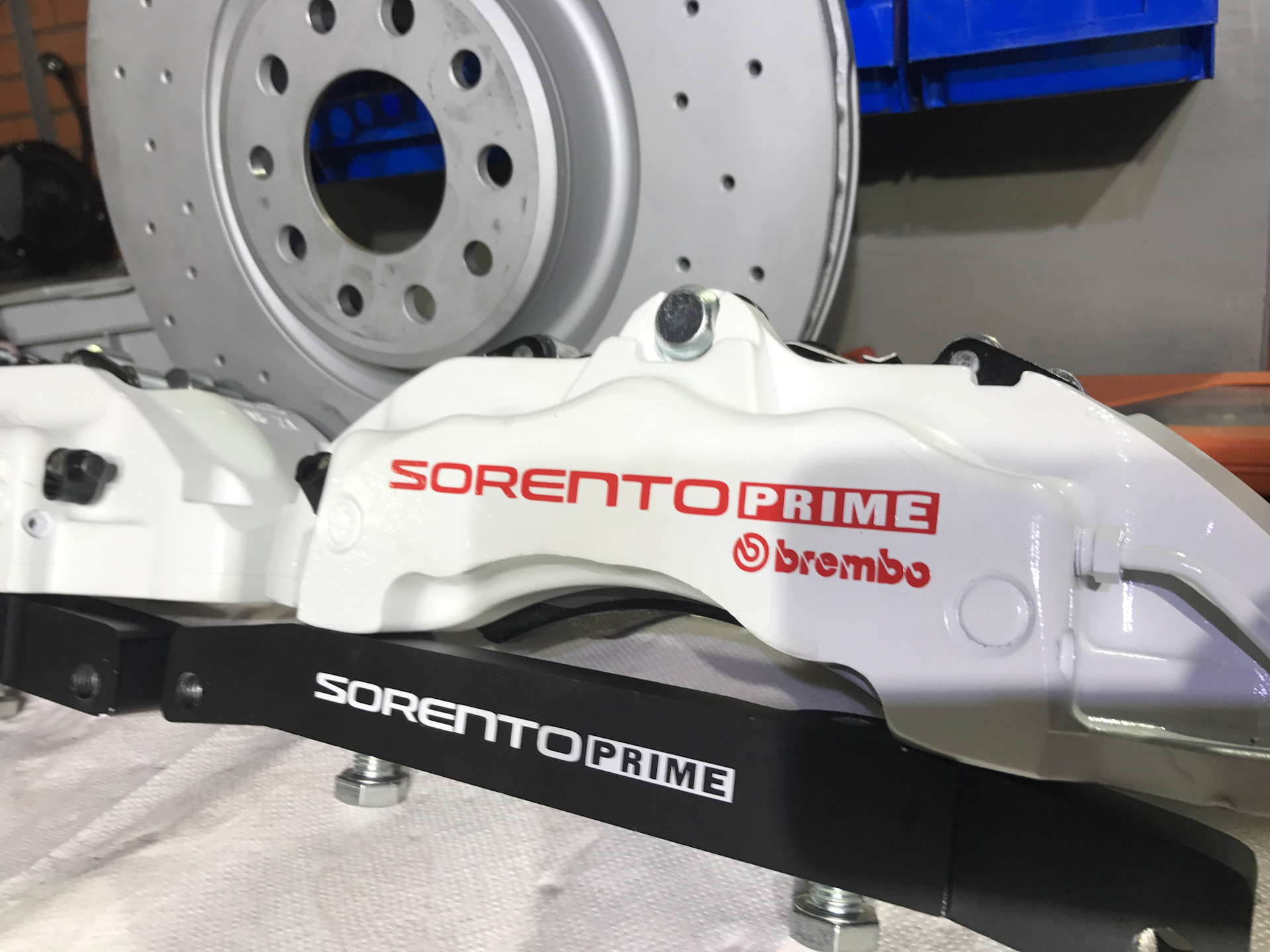 Kia sorento prime покраска суппортов. Vw jetta 6 серебристый синие суппорта. суппорта на белой машине. Lamborghini gallardo vossen. Brembo соренто прайм диски.