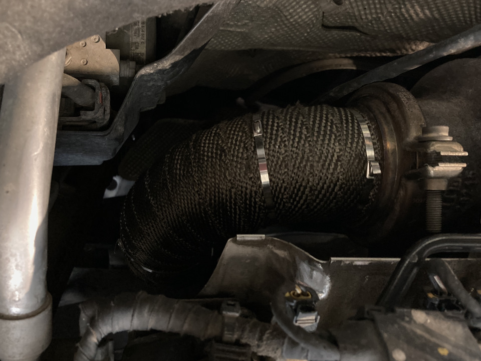 Даунпайп обмотал только верхнюю часть, есть мнение о том, что места контакта термоленты с влагой могут испортить трубу. — Skoda Octavia RS A7 Mk3