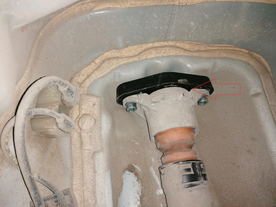 17. Tył: wybij fabryczne szpilki; sprawdź, czy gniazda nie są zdeformowane/wyrobione. — Mercedes B-Class W246/T246