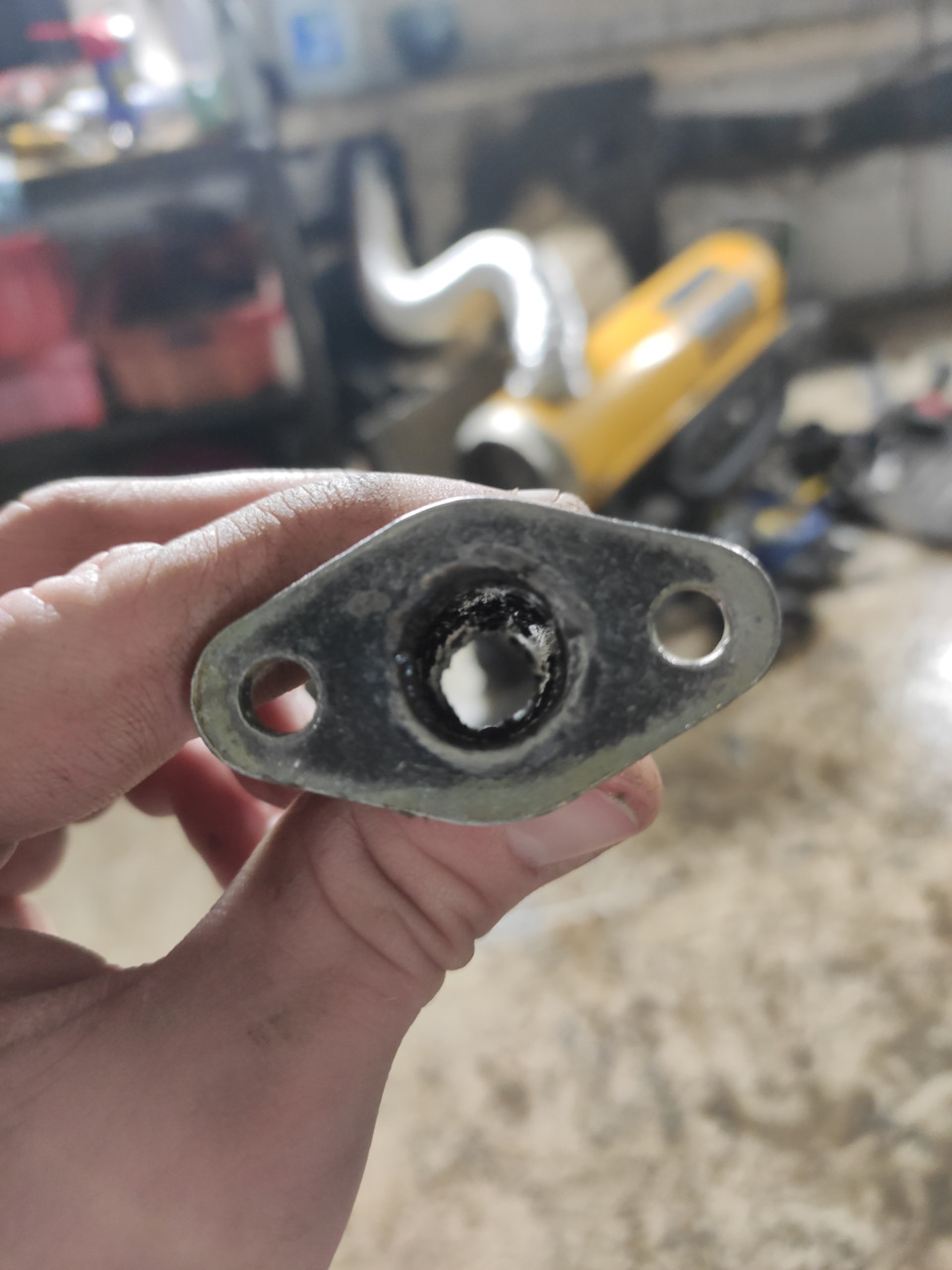 Это трубка на печку, уже после попытки сковырнуть наросты отверткой — Lada 21043