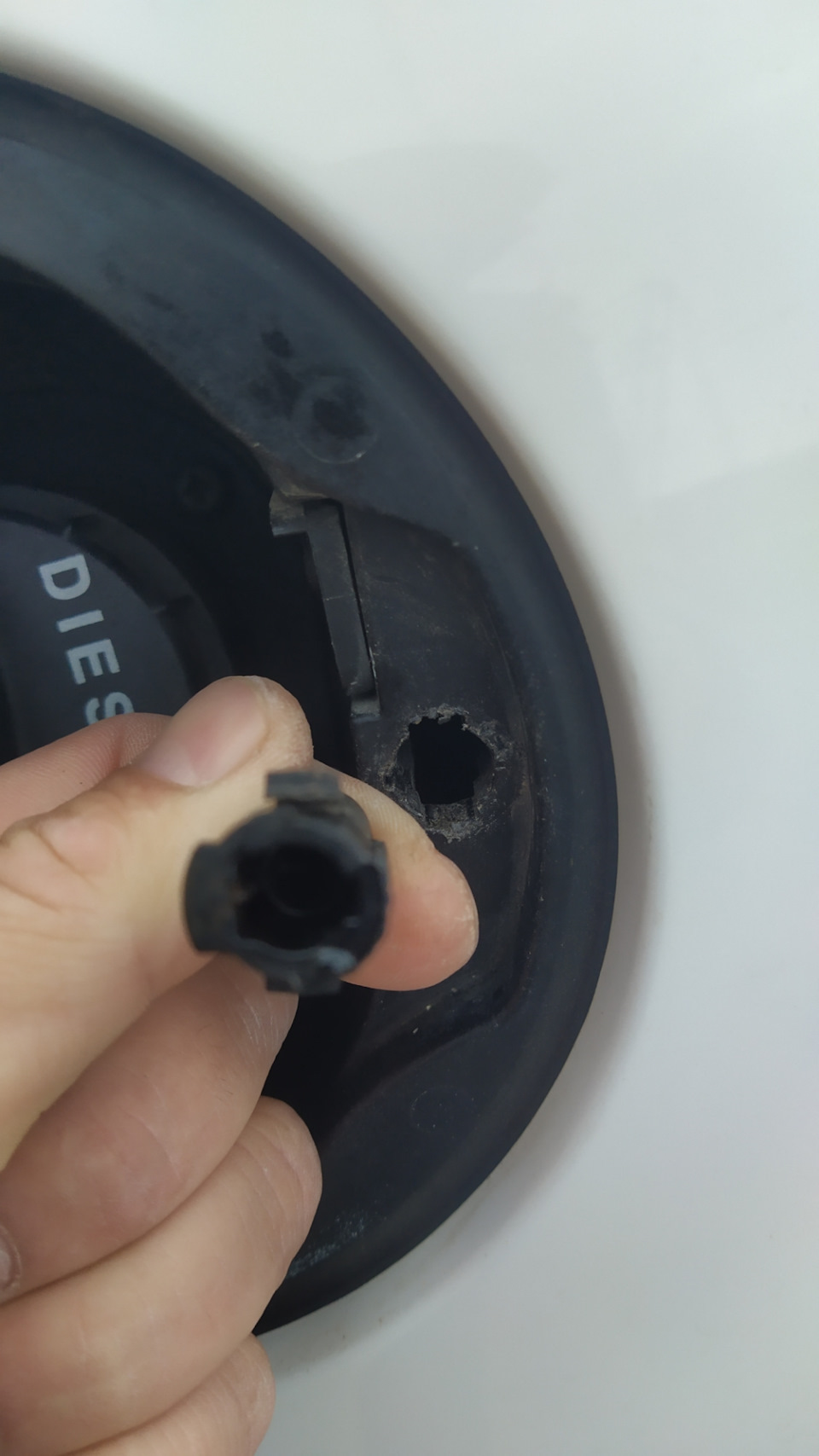 Ремонт толкателя лючка бензобака — Hyundai Tucson (TL), 2 л, 2015 года ...