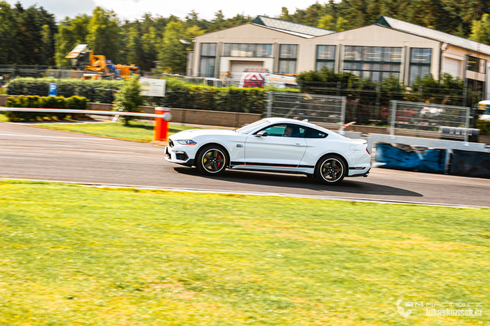 Ford Mustang gt 2021 черный