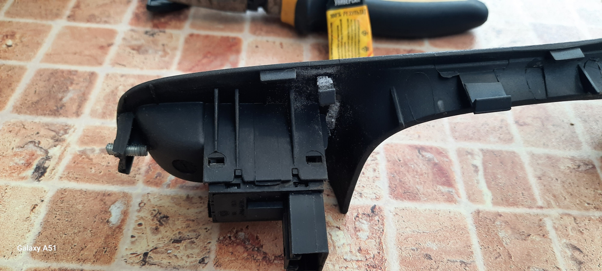 Клипсы, гибкая тяга замка правой двери, суперклей . — DRIVE2