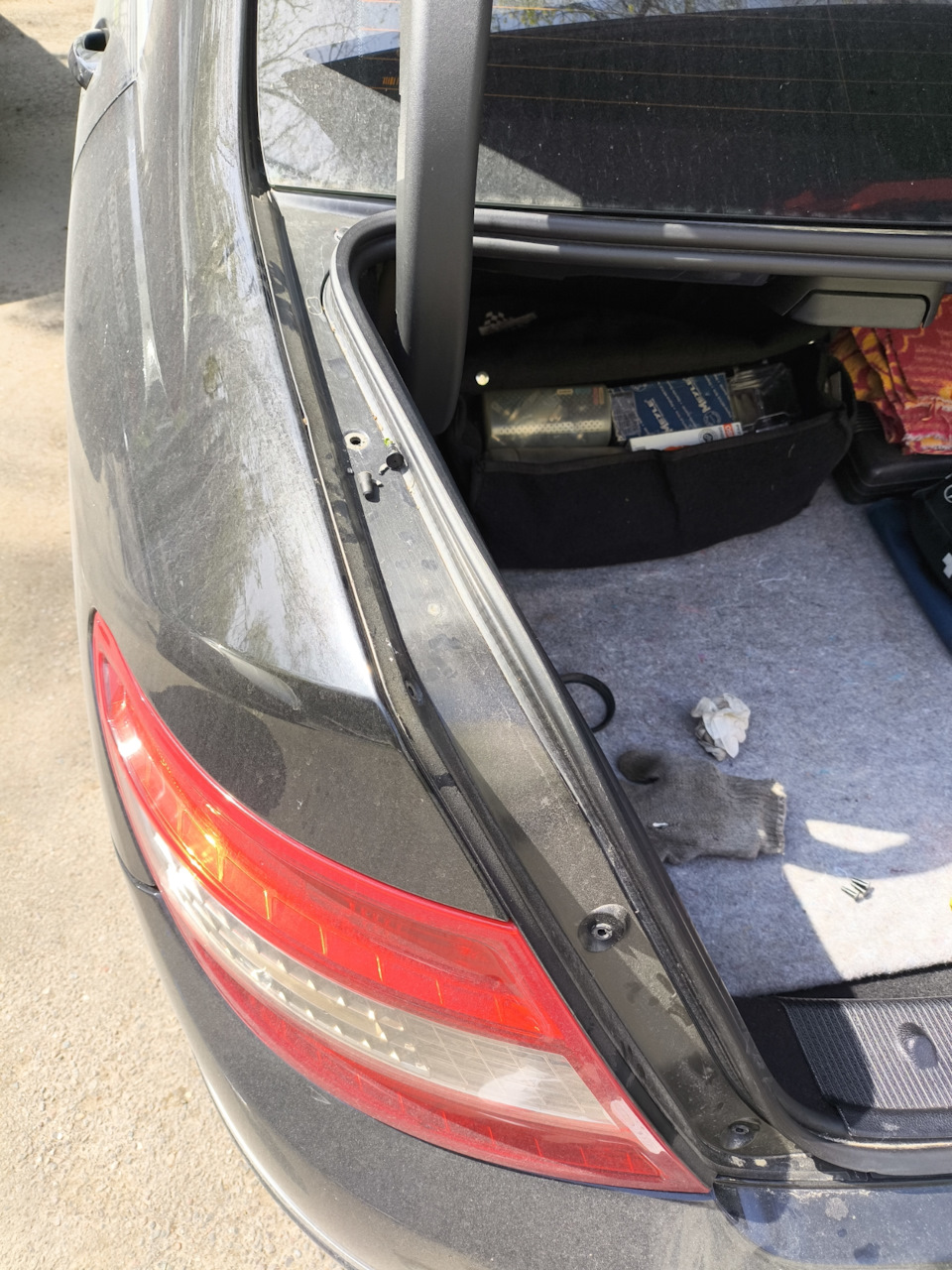 Заливает блок предохранителей в багажнике, часть 1 — Mercedes-Benz C ...