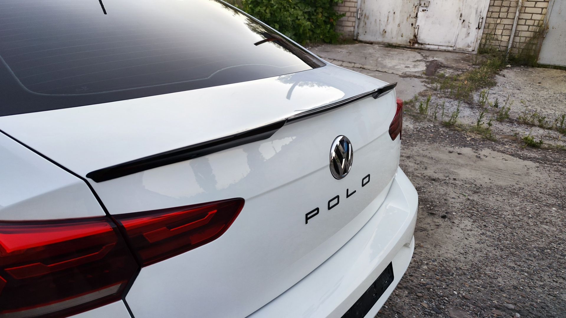 После спойлеры. Фото из окна Volkswagen Polo 2020.