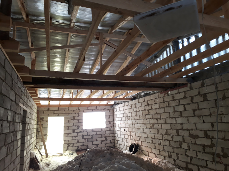Как подпереть крышу дома для замены стены