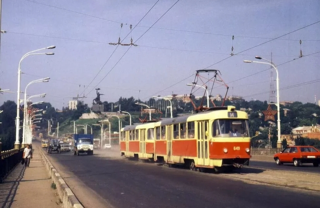 Трамвай Tatra T3SU № 306 на пл.Советской Конституции