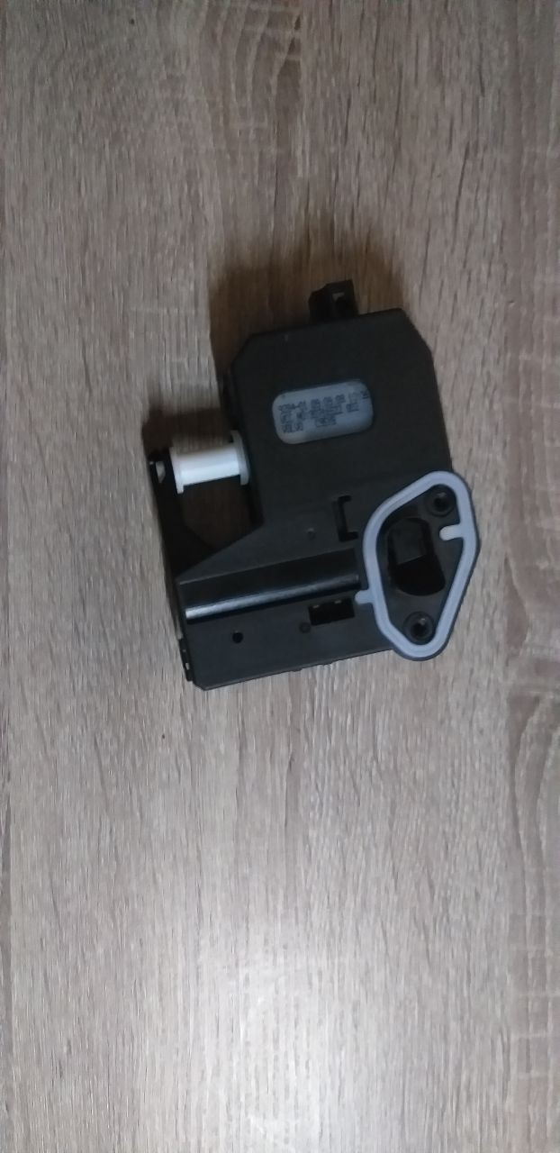 Внешний корпус, заклинило в таком положении — Volvo C30