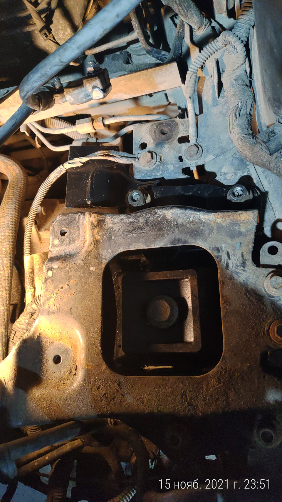 Вибро демфер с новой подушкой — Ford Focus Sedan II